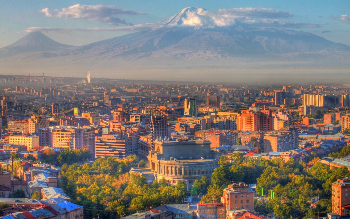 Jerevan s výhledem na Ararat